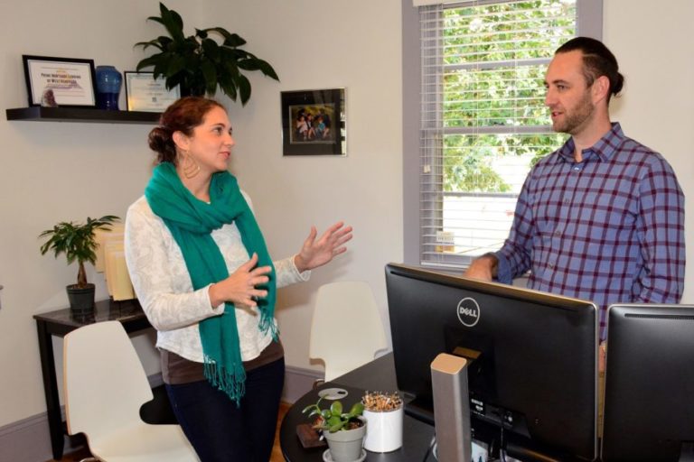 zack-adam-Independent Mortgage Lender talking to a female client
